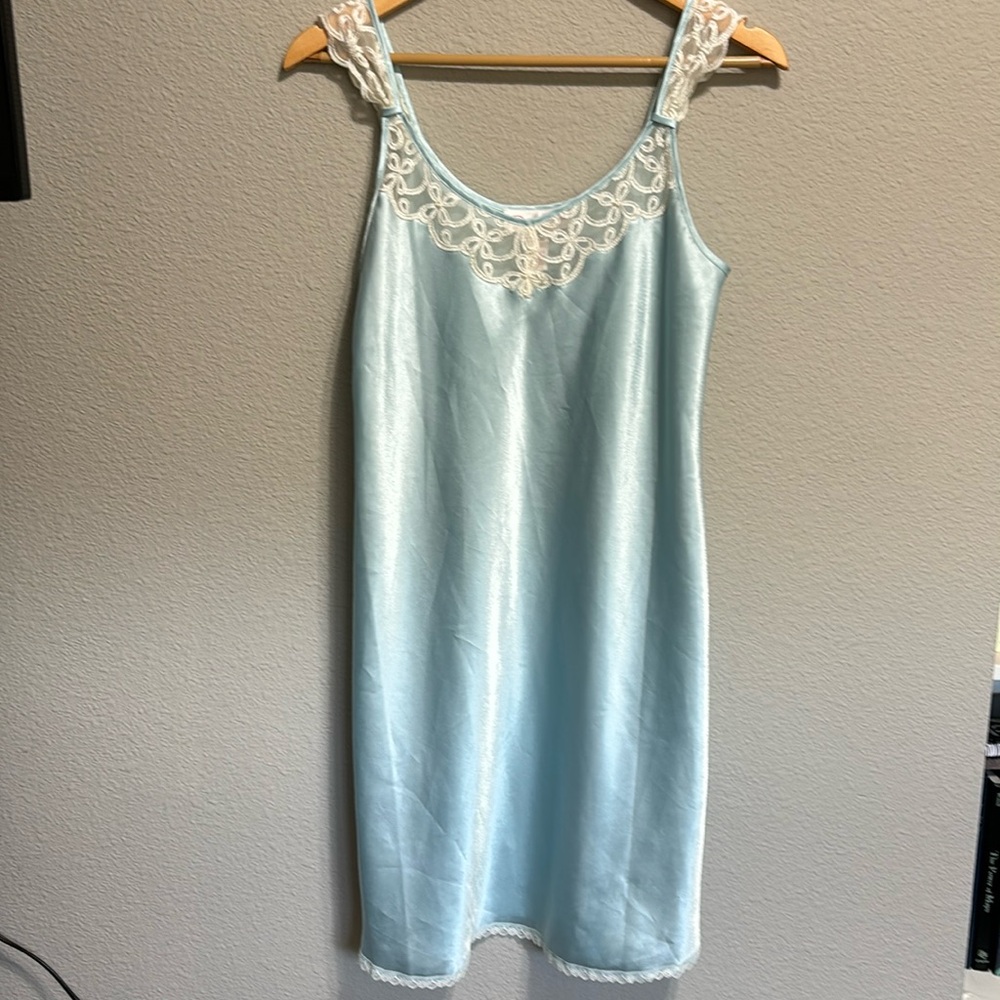 Oscar de la Renta blue satin lace scalloped flutter shoulders nightgown